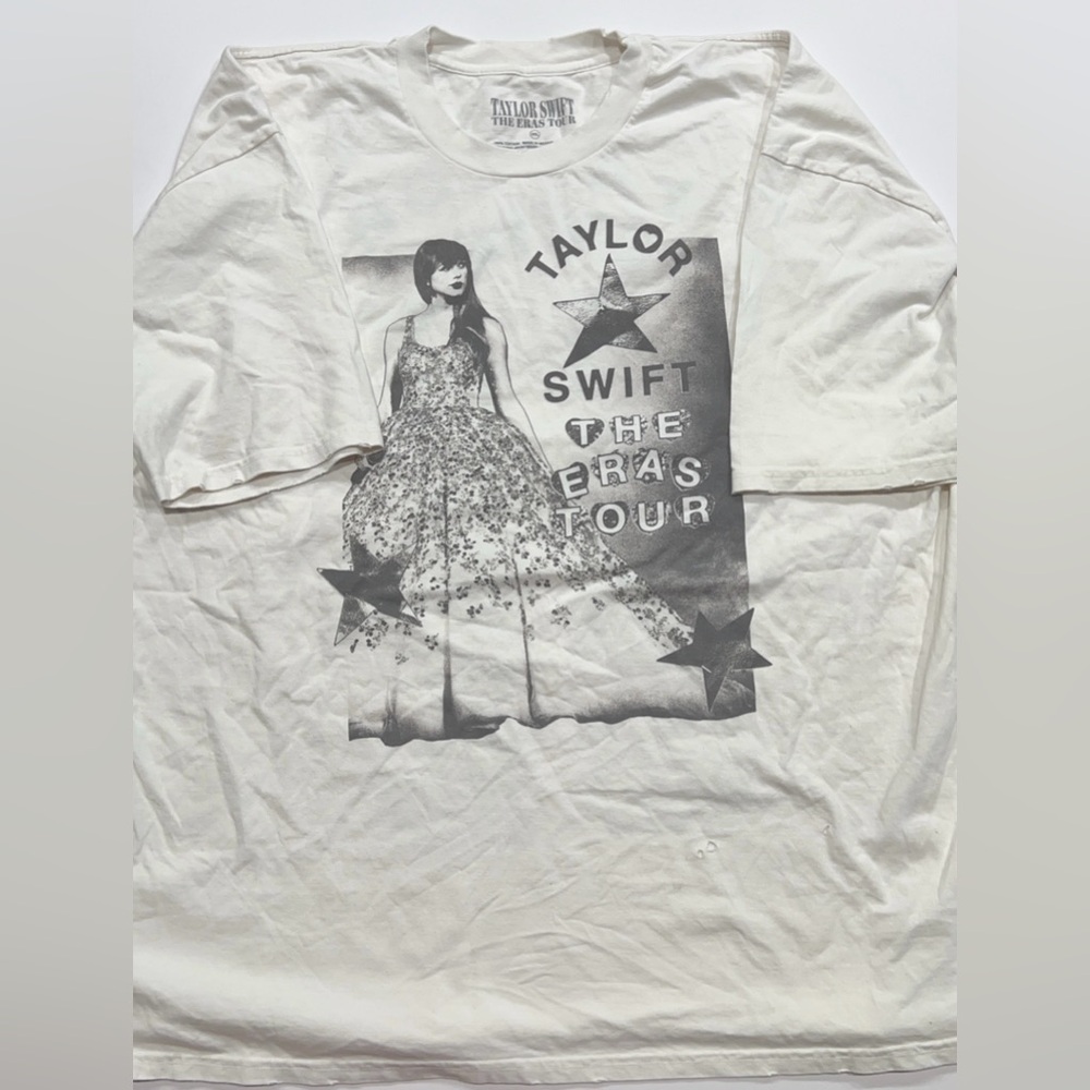 TAYLOR SWIFT / THE ERAS TOUR TOUR TEE !!